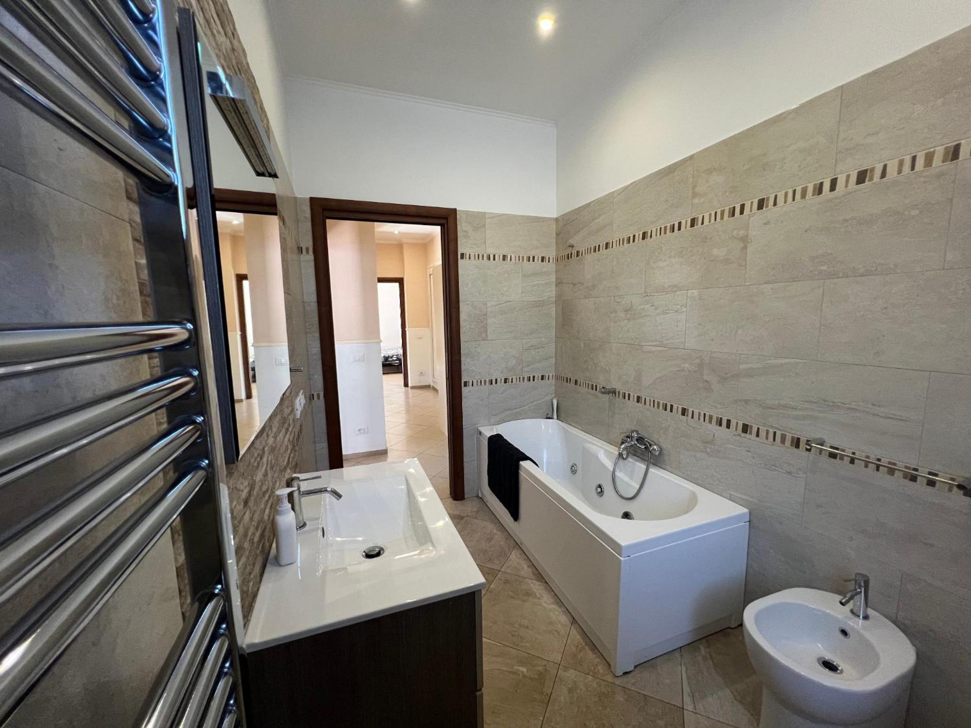 5 Min From Bus Stop-free Parking *